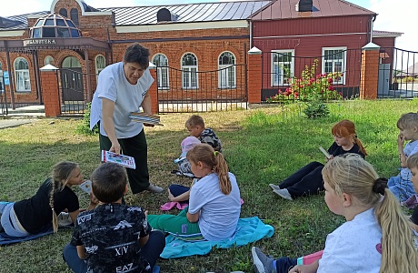 Сквер у районной библиотеки превратился в читальный зал под открытым небом Сквер у районной библиотеки превратился в читальный зал под открытым небом