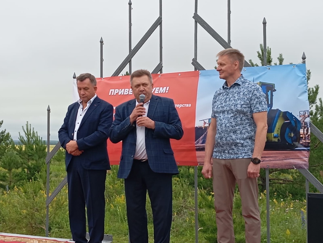 Глава Мокшанского района Тихомиров Н.Н. принял участие в церемонии открытия состязания асфальтоукладчиков «Лучший по профессии» среди работников дорожной отрасли на автодороге между селами Михайловка и Знаменское Мокшанского района Глава Мокшанского района Тихомиров Н.Н. принял участие в церемонии открытия состязания асфальтоукладчиков «Лучший по профессии» среди работников дорожной отрасли на автодороге между селами Михайловка и Знаменское Мокшанского района