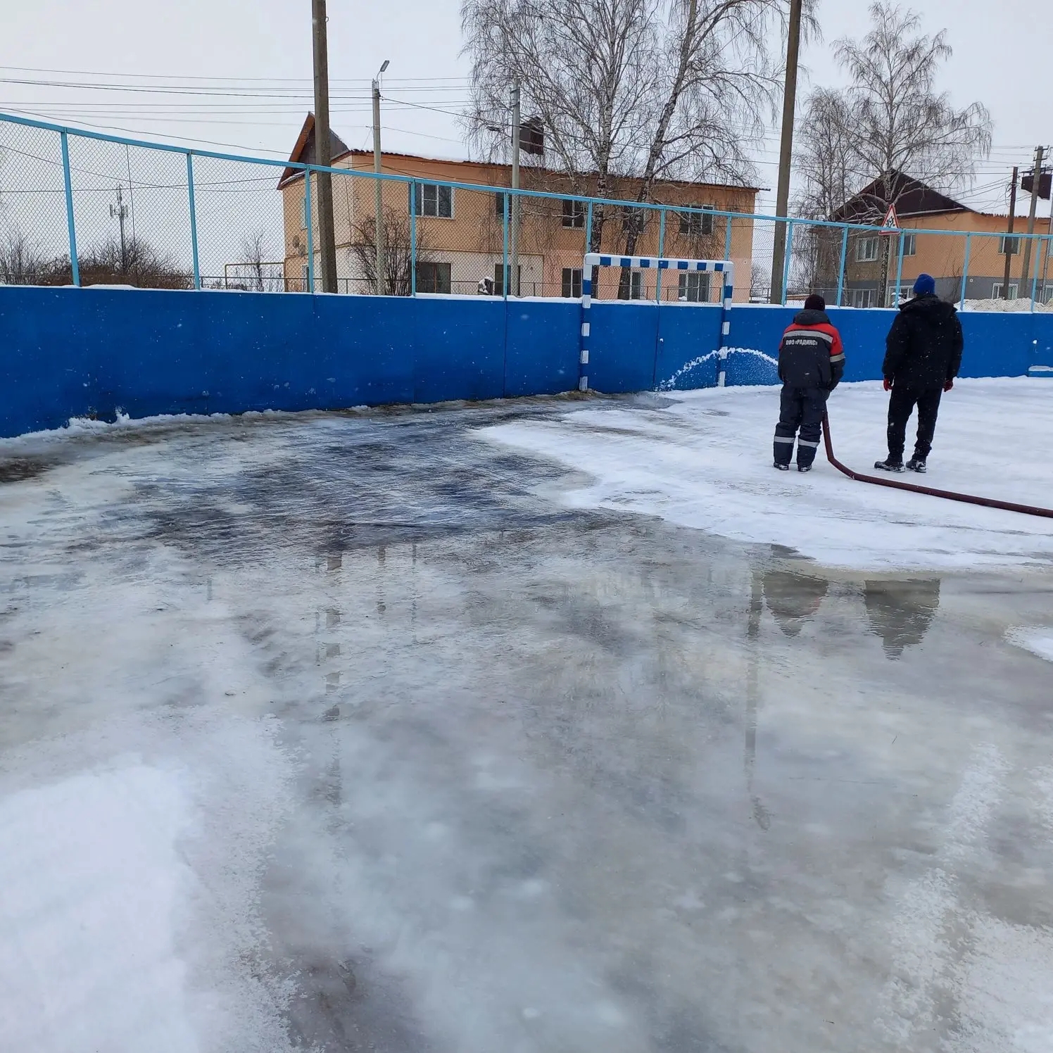 На улице Победы, около мокшанской ДЮСШ ведется заливка хоккейной коробки На улице Победы, около мокшанской ДЮСШ ведется заливка хоккейной коробки