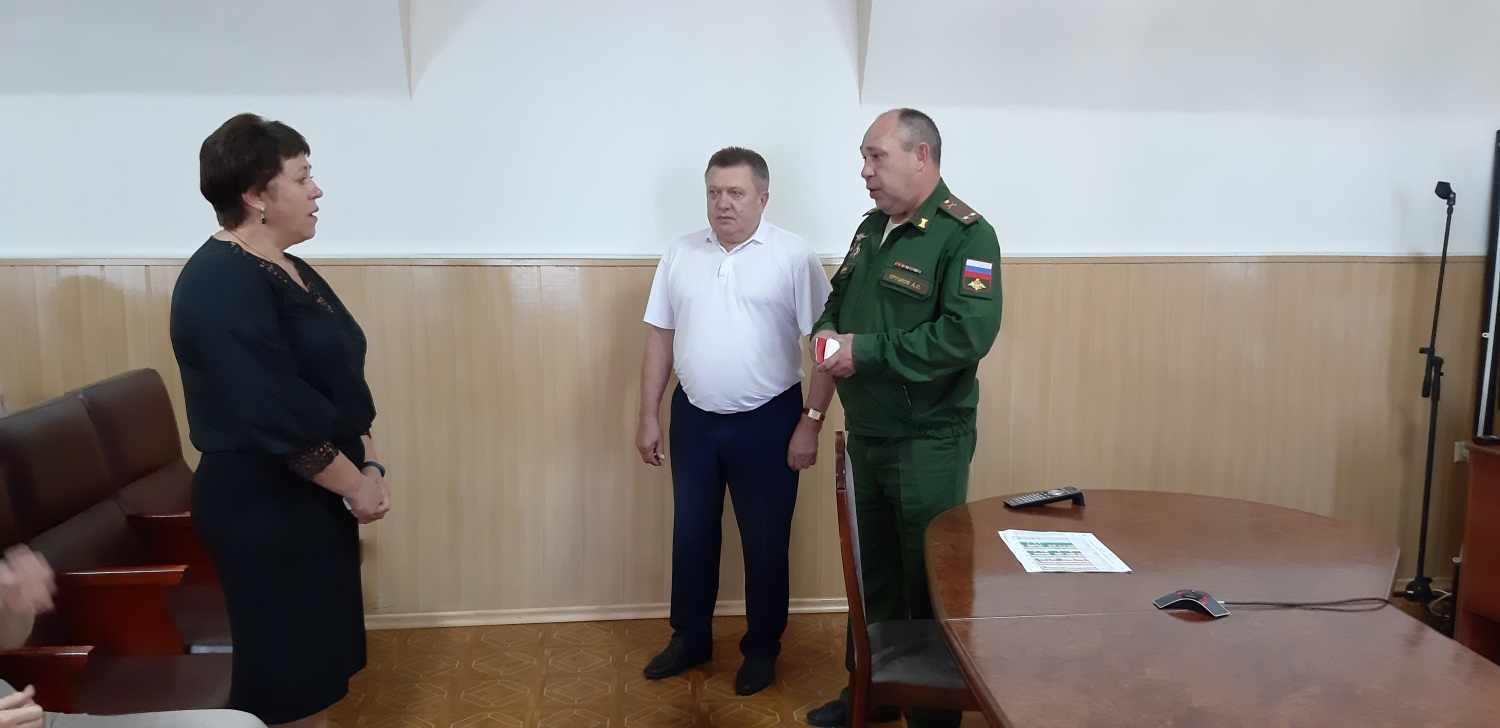 18 августа 2023г., глава Мокшанского района Н.НТихомиров и военный комиссар Бессоновского и Мокшанского районов А.С.Пруцков вручили матери погибшего при исполнении воинского долга медаль Министерства обороны Российской Федерации «За воинскую доблесть» II 18 августа 2023г., глава Мокшанского района Н.НТихомиров и военный комиссар Бессоновского и Мокшанского районов А.С.Пруцков вручили матери погибшего при исполнении воинского долга медаль Министерства обороны Российской Федерации «За воинскую доблесть» II