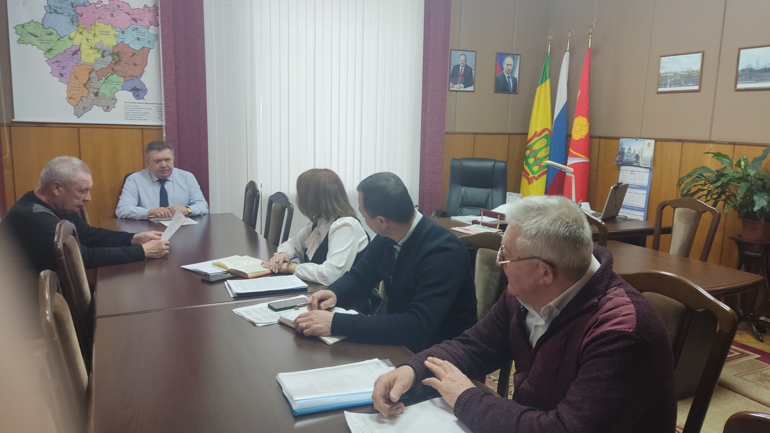 Глава администрации Мокшанского района Н.Н.Тихомиров провёл планёрку по рабочим вопросам рабочего поселка Мокшан. 