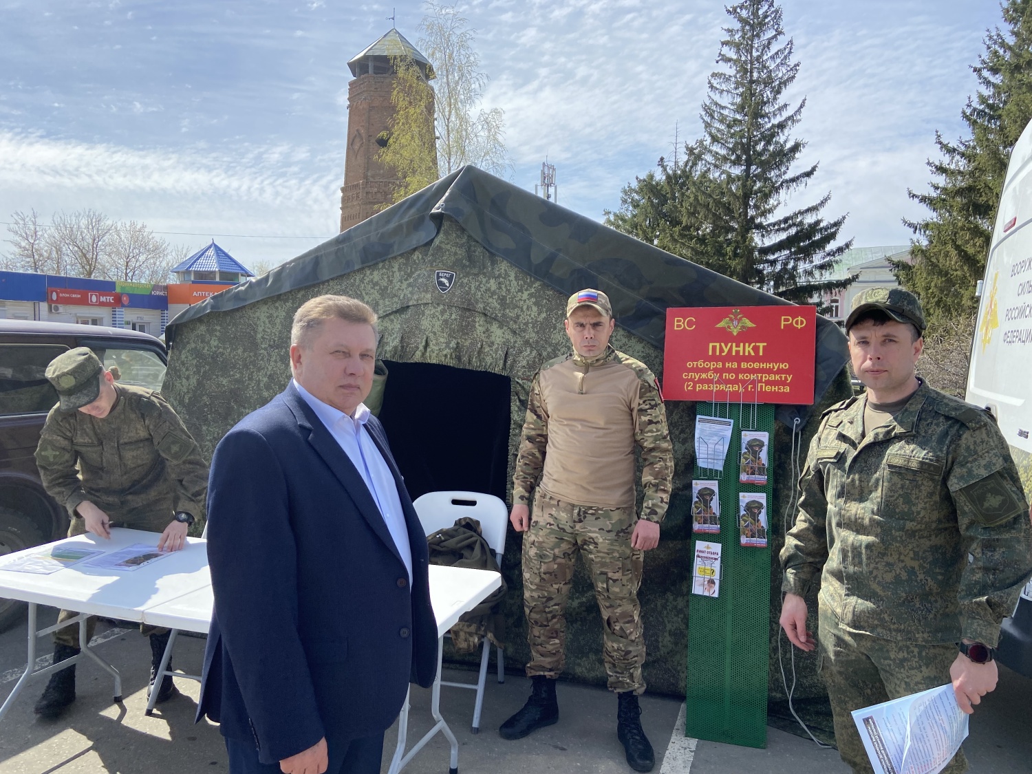 18.04.2023 глава Мокшанского района Н.Н. Тихомиров ознакомился с работой пункта по призыву на службу по контракту.
