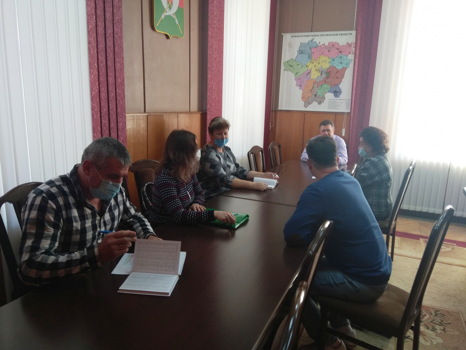 Глава администрации Мокшанского района Н.Н.Тихомиров провел совещание по предоставлению помещения для отделения «Почты России» в с. Плёсс.