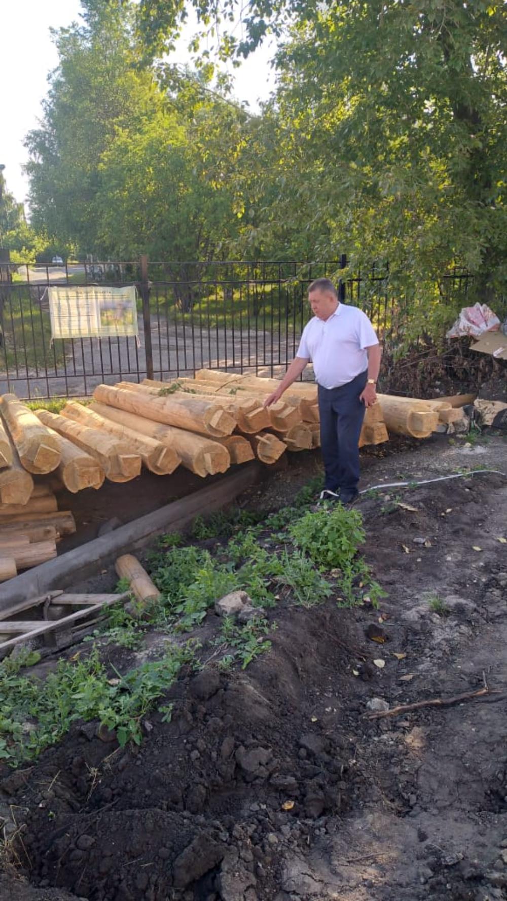 Глава Мокшанского района Н.Н.Тихомиров с рабочим визитом посетил объект реконструкции Сторожевой башни. Глава Мокшанского района Н.Н.Тихомиров с рабочим визитом посетил объект реконструкции Сторожевой башни.