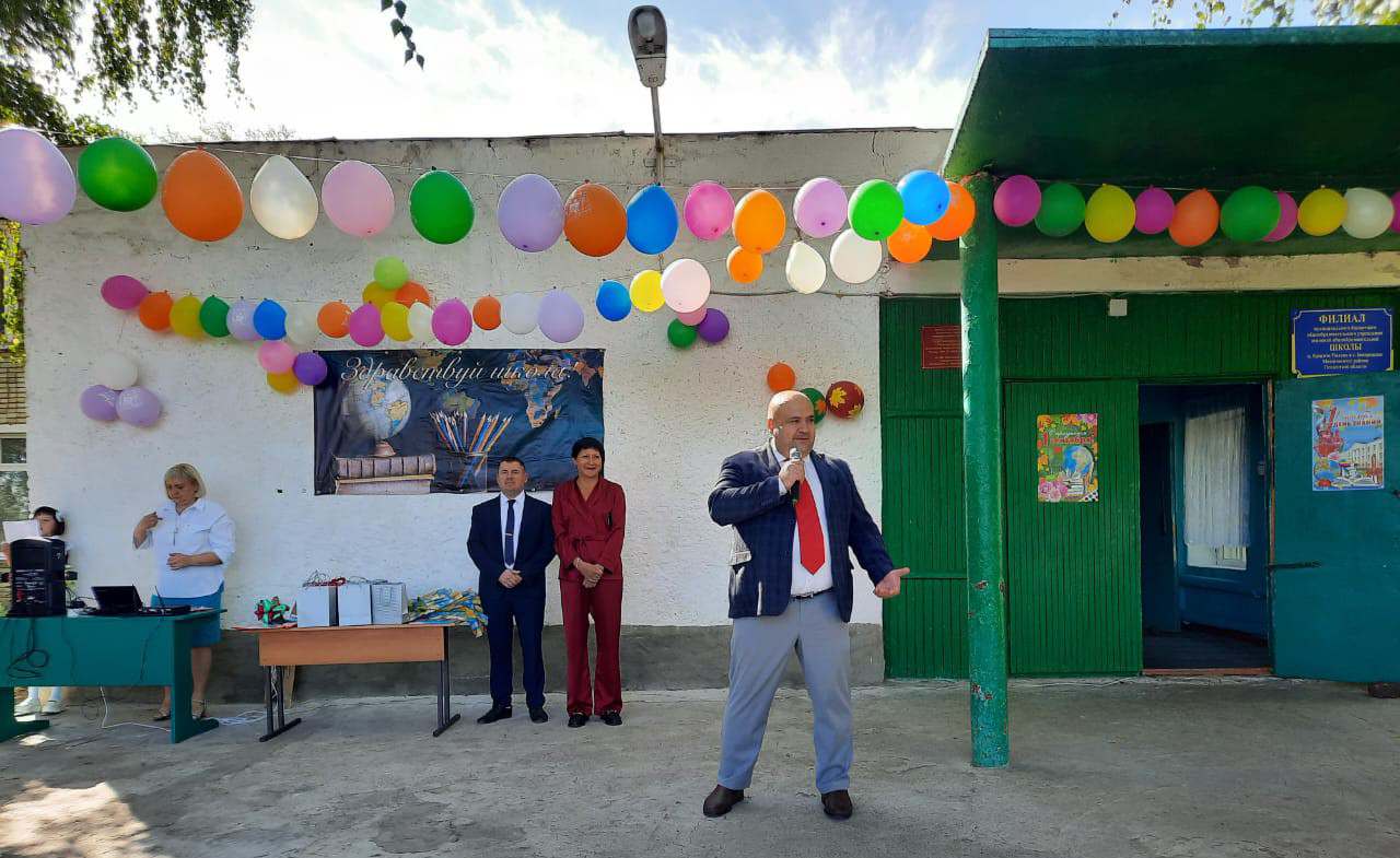 2 сентября депутат, заместитель председателя, руководитель депутатского объединения партии"Единая Россия" в Собрании представителей Мокшанского района - Алексей Елисеев принял участие в торжественной линейке в  МБОУ ООШ п. Красное Польцо в с. Богородское.