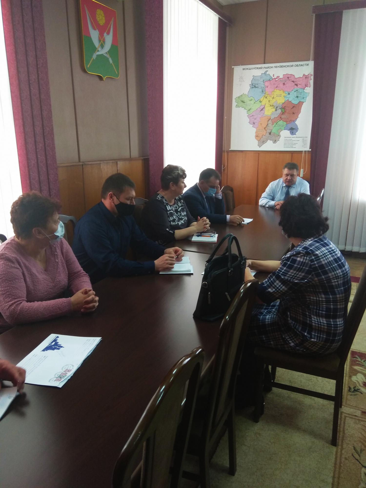 Глава администрации Мокшанского района Н.Н.Тихомиров провел совещание по вопросам водоснабжения в сельсоветах. 