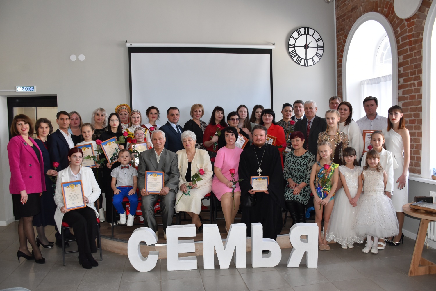Торжественное мероприятия, посвященное открытию года семьи "Загляните в семейный альбом".