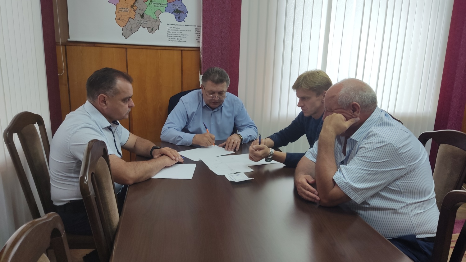 Глава Мокшанского района Н.Н.Тихомиров провел совещание по вопросу содержания дорог в летний период. Глава Мокшанского района Н.Н.Тихомиров провел совещание по вопросу содержания дорог в летний период.