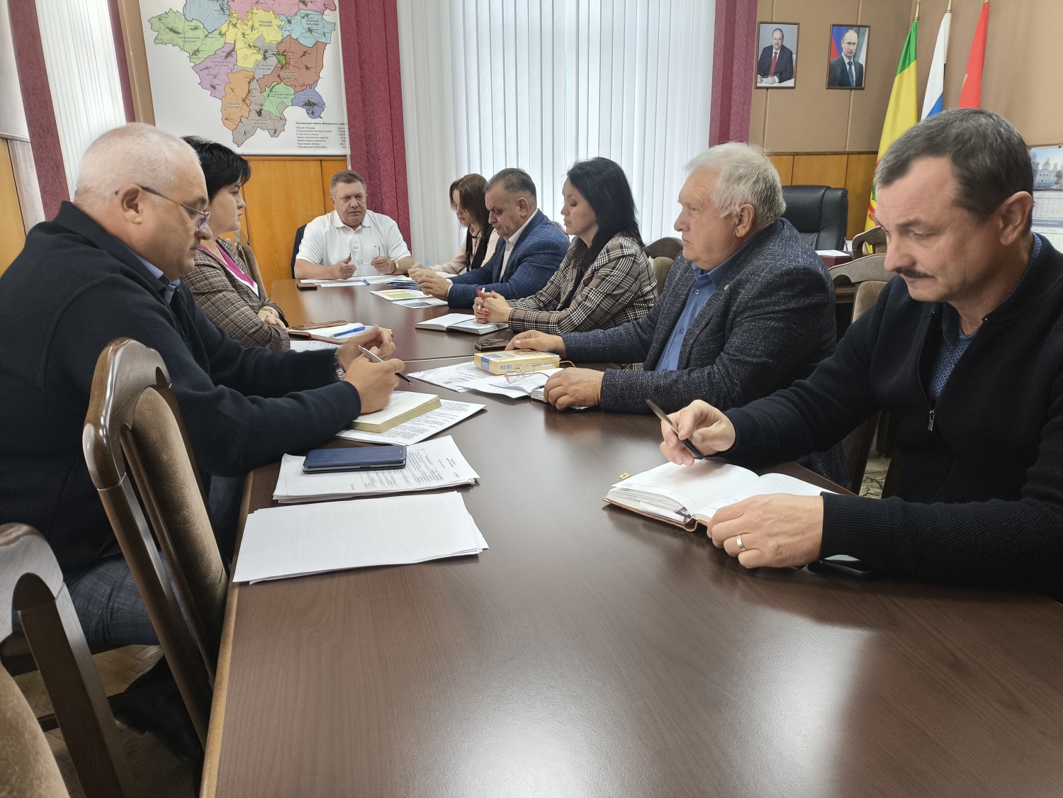 Глава Мокшанского района Николай Николаевич Тихомиров провел еженедельное оперативное совещание