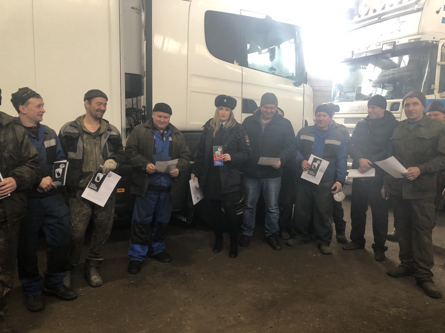 В рамках профилактического мероприятия  сотрудники ОГИБДД ОМВД России по Мокшанскому району  вместе с государственным инспектором ОГИБДД БДД майором полиции О.В. Пиголовым в целях обеспечения безопасности дорожного движения провели встречу 