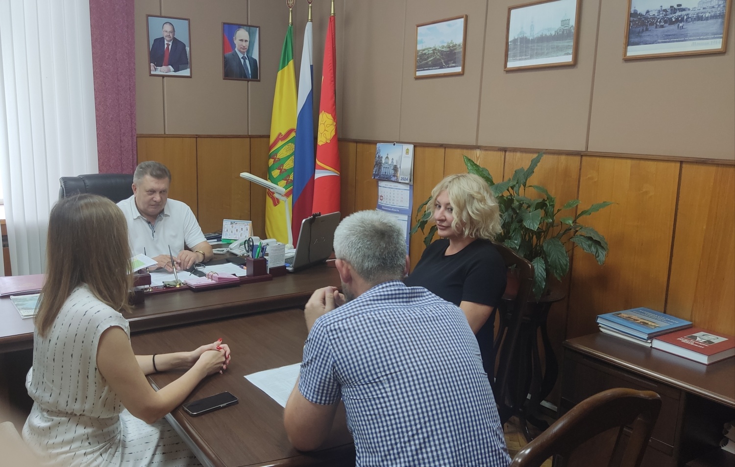 Глава Мокшанского района Н.Н.Тихомиров провел встречу с представителями АО МКК «Поручитель». Глава Мокшанского района Н.Н.Тихомиров провел встречу с представителями АО МКК «Поручитель».