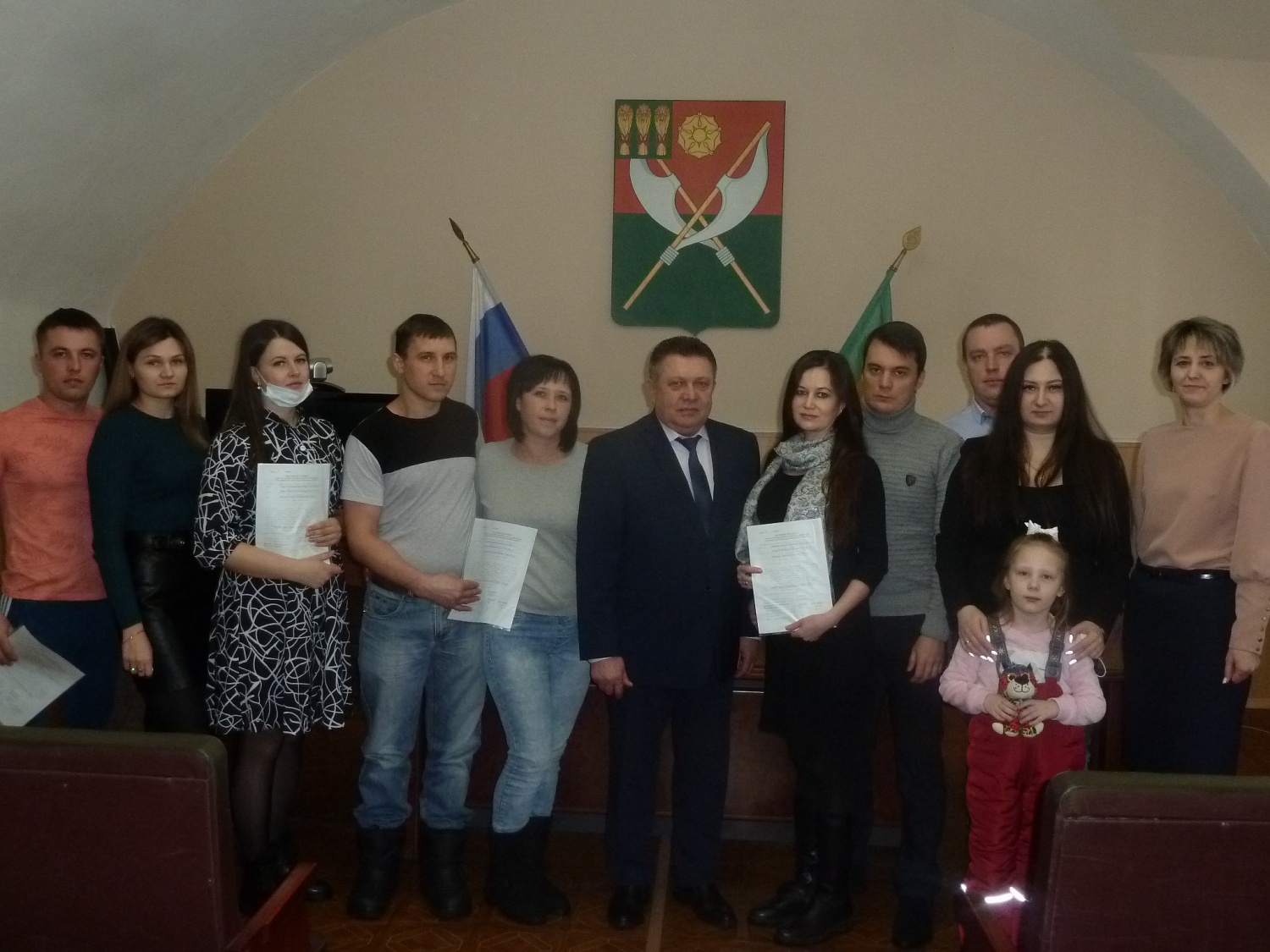 Сегодня, 21.01.2022 года, в актовом зале районной администрации прошло торжественное вручение жилищных сертификатов о праве на получение социальной выплаты на приобретение или строительство жилья при рождении первого ребенка. 