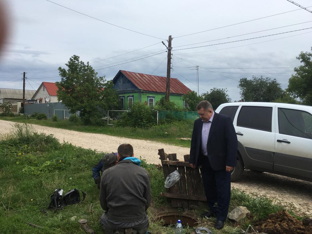 Глава Мокшанского района Н.Н.Тихомиров проконтролировал ремонт водопроводных сетей по ул.Калинина в р.п.Мокшан. Глава Мокшанского района Н.Н.Тихомиров проконтролировал ремонт водопроводных сетей по ул.Калинина в р.п.Мокшан.