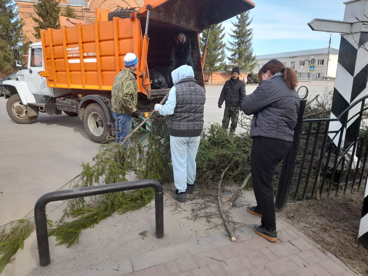 Сотрудники администрации Мокшанского района приняли участие в субботнике