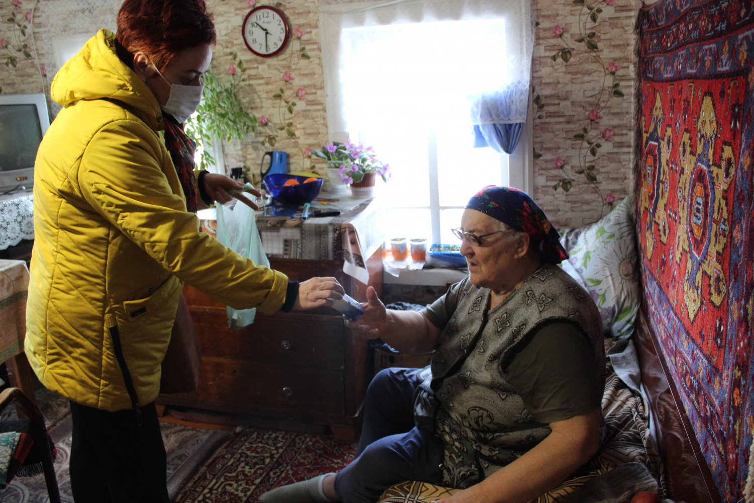 Специалисты и социальные работники КЦСОН во время режима повышенной готовности в целях борьбы с распространением коронавирусной инфекции работают в усиленном режиме