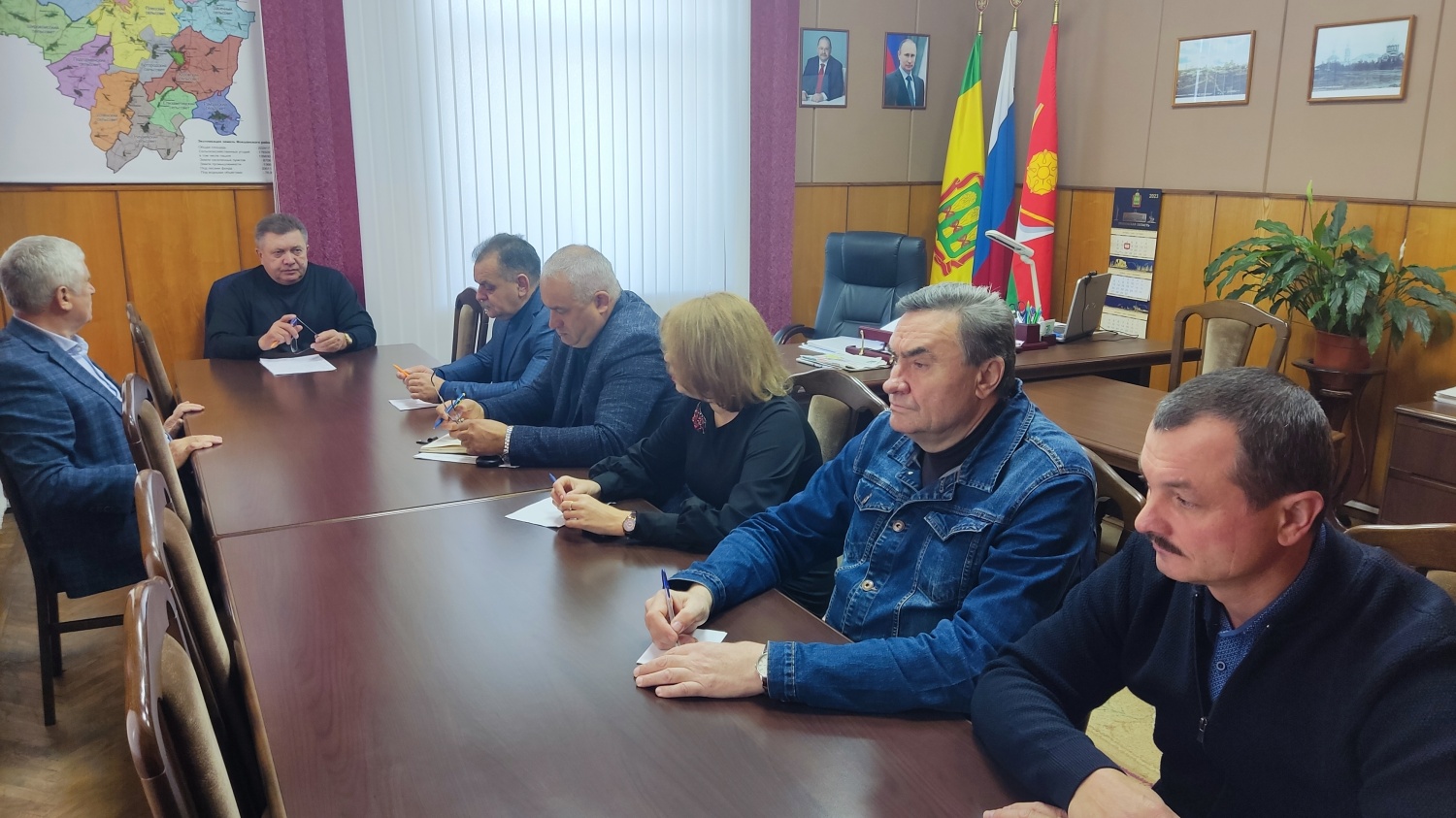 Глава Мокшанского района Н.Н.Тихомиров провёл совещание по вопросу отопительного сезона. Глава Мокшанского района Н.Н.Тихомиров провёл совещание по вопросу отопительного сезона.