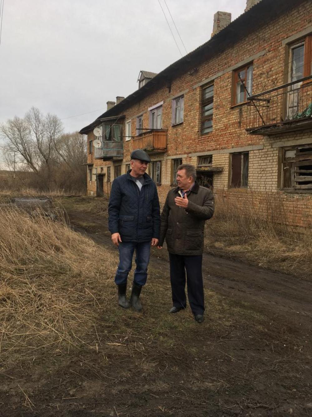 Глава Мокшанского района Н.Н.Тихомиров с выездом по району осмотрел состояние жилых домов в с.Широкоисс.