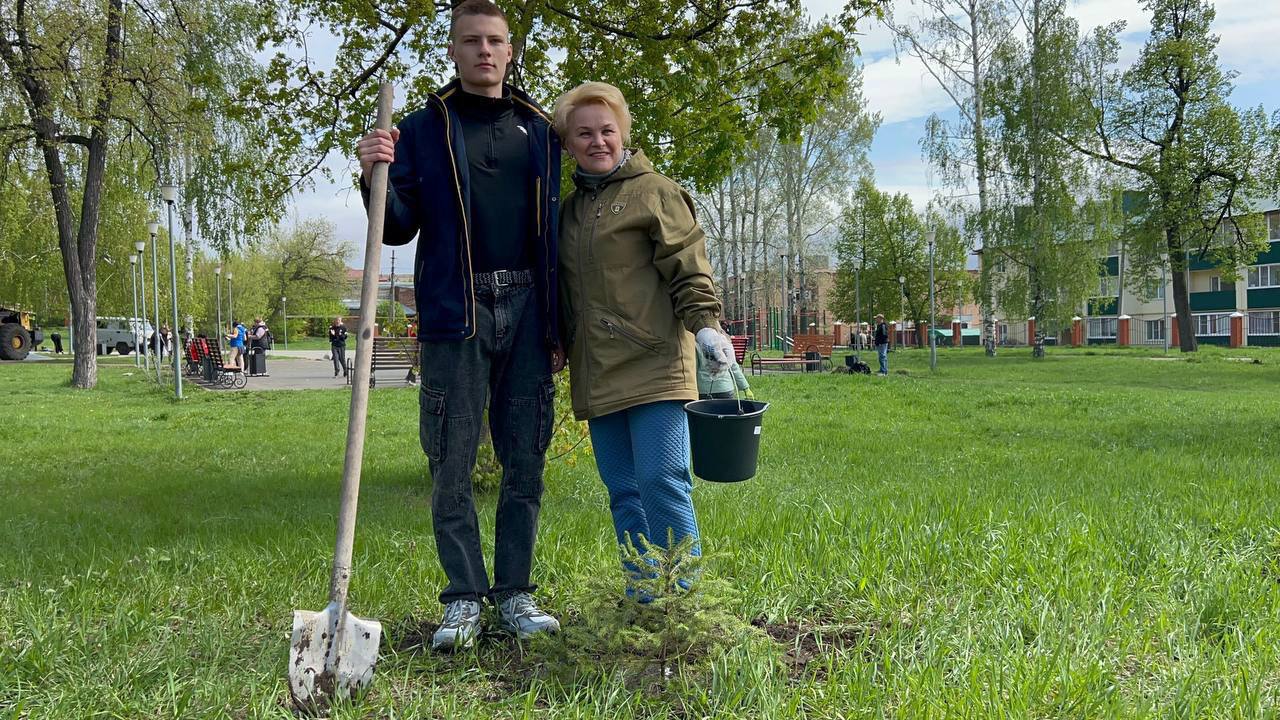 В рамках Всероссийского субботника прошла акция "Сад памяти", приуроченная к 80-летию Победы в Великой Отечественной войне