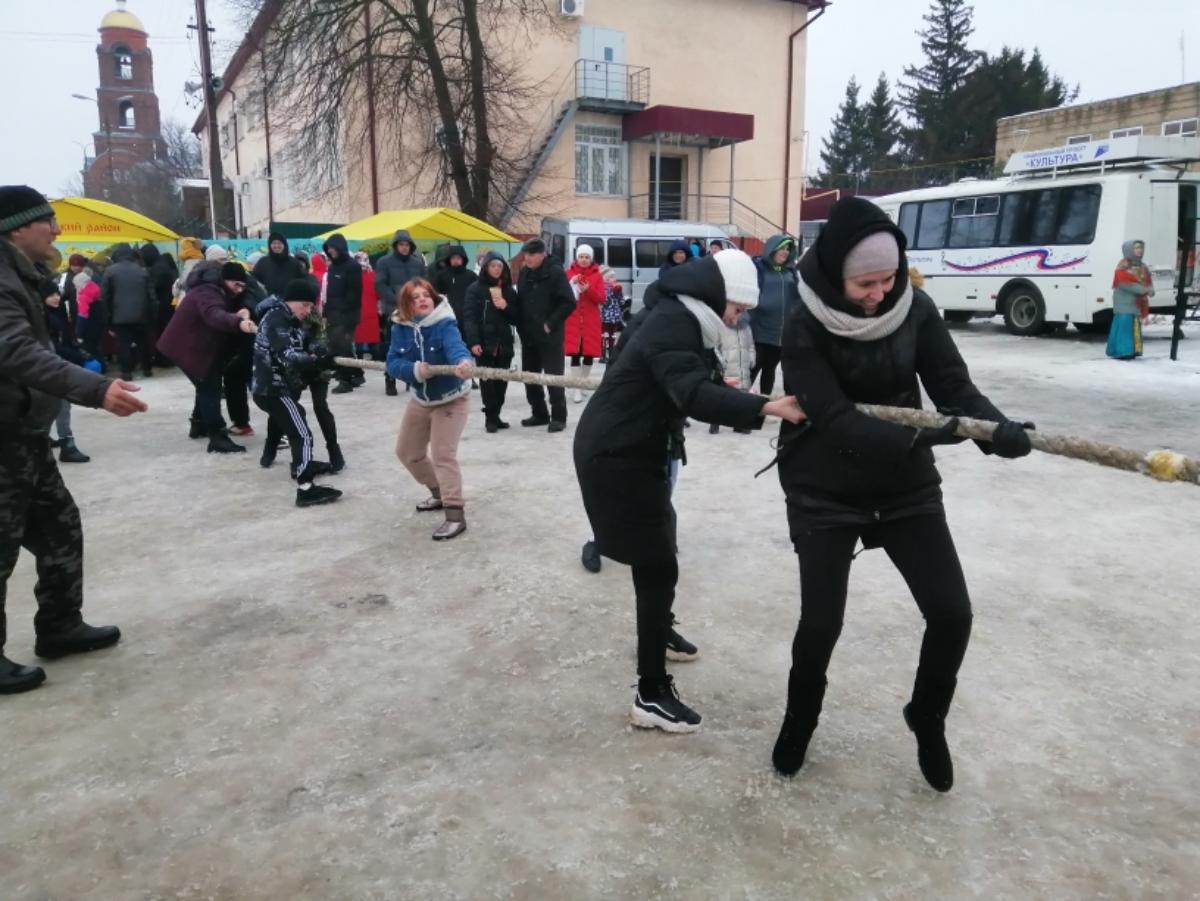 Спортивные соревнования «Богатырские забавы» прошли 26 февраля в центре р.п. Мокшан в рамках празднования «Широкой масленицы».