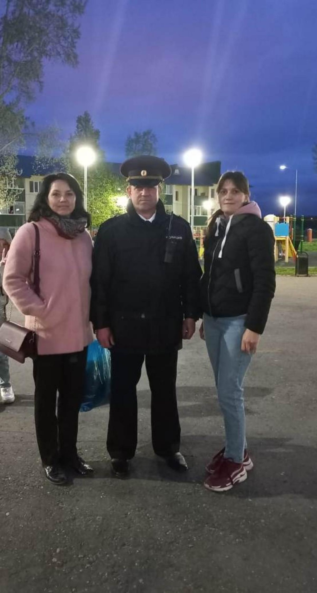 Народная дружина р.п. Мокшан, педагоги совместно с сотрудниками полиции обеспечивали соблюдение общественного порядка при проведении праздничного мероприятия, посвященного «Дню Победы»