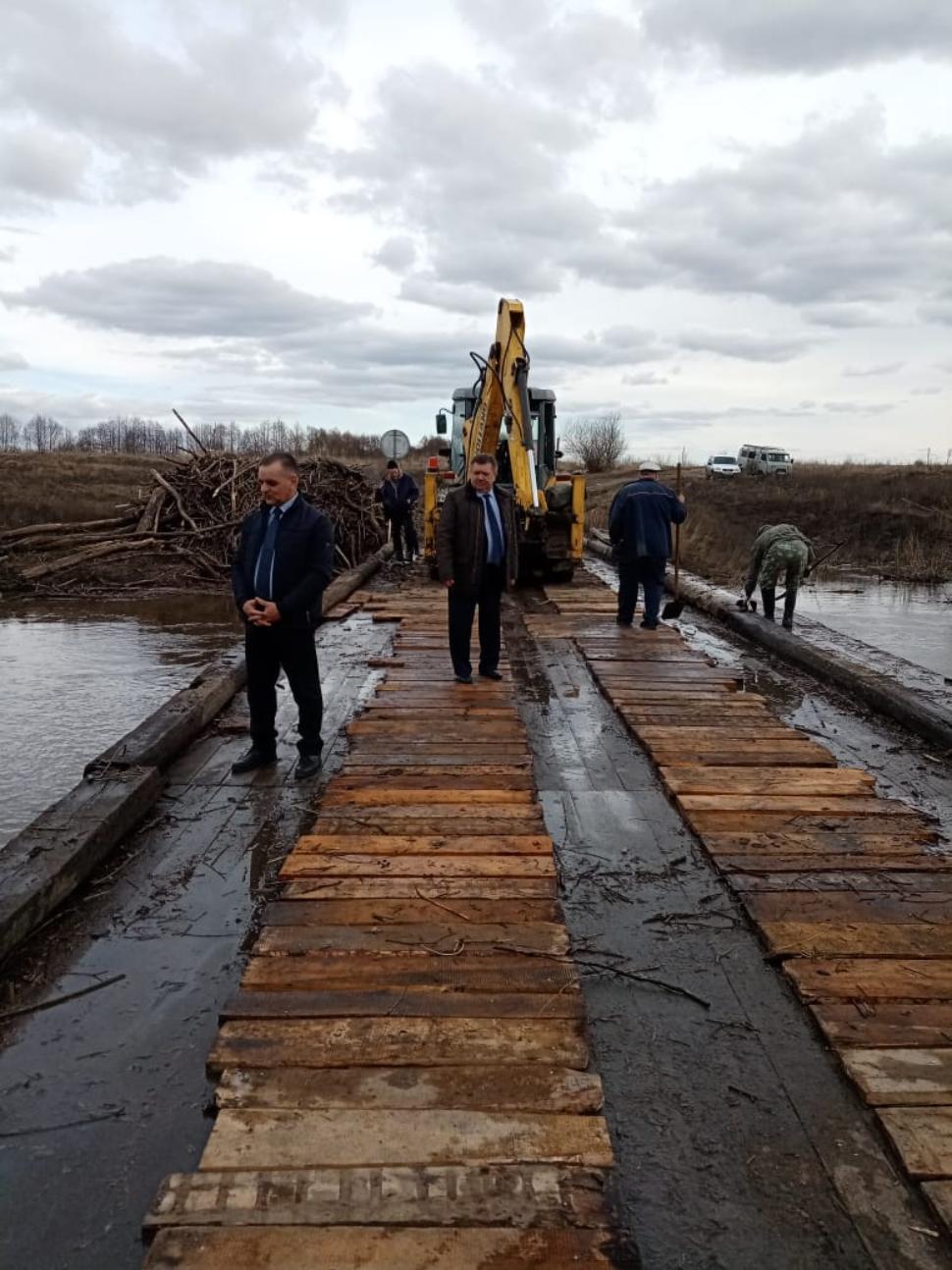 Глава Мокшанского района Н.Н.Тихомиров с рабочим визитом посетил мост на п.Заводской Чернозерского сельсовета.