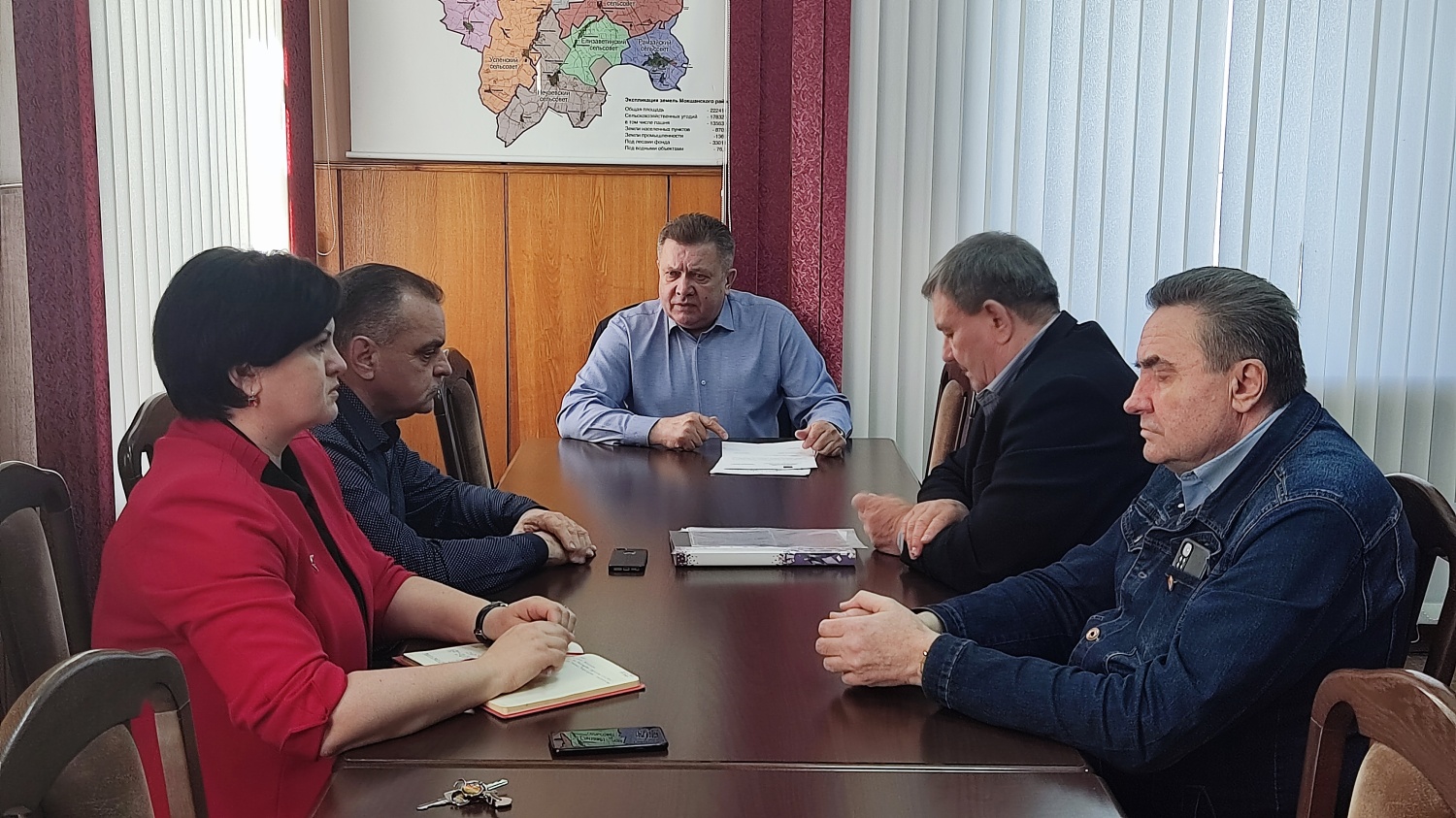 12.04.2023 глава Мокшанского района Н.Н.Тихомиров провел рабочее совещание по реализации регионального проекта «Формирование комфортной городской среды» национального проекта «Жилье и городская среда».