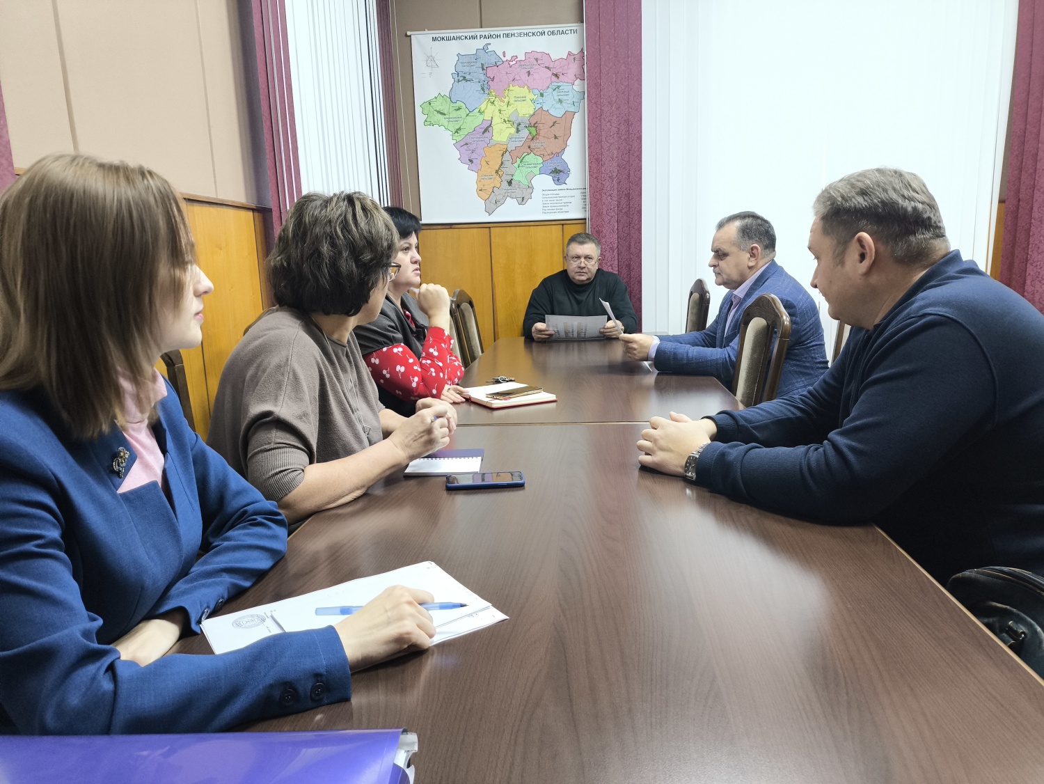 Глава Мокшанского района Н.Н.Тихомиров провел совещание по вопросу установки котельной в здании школы №1 р.п. Мокшан.