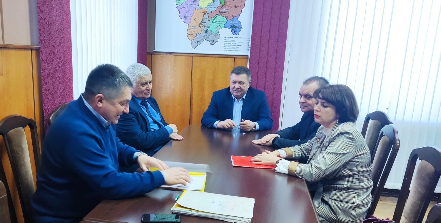 Глава Мокшанского района Н.Н.Тихомиров провел рабочее совещание по вопросу установки стелы при въезде в р.п.Мокшан.