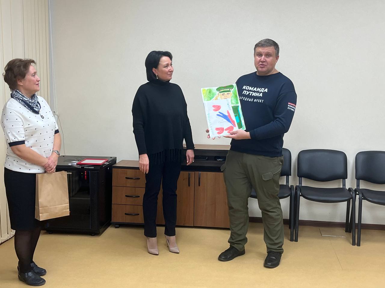 ДЕТИ И ВНУКИ РАБОТНИКОВ ТФОМС ПЕНЗЕНСКОЙ ОБЛАСТИ ПЕРЕДАЛИ ПИСЬМА ДЛЯ БОЙЦОВ СВО