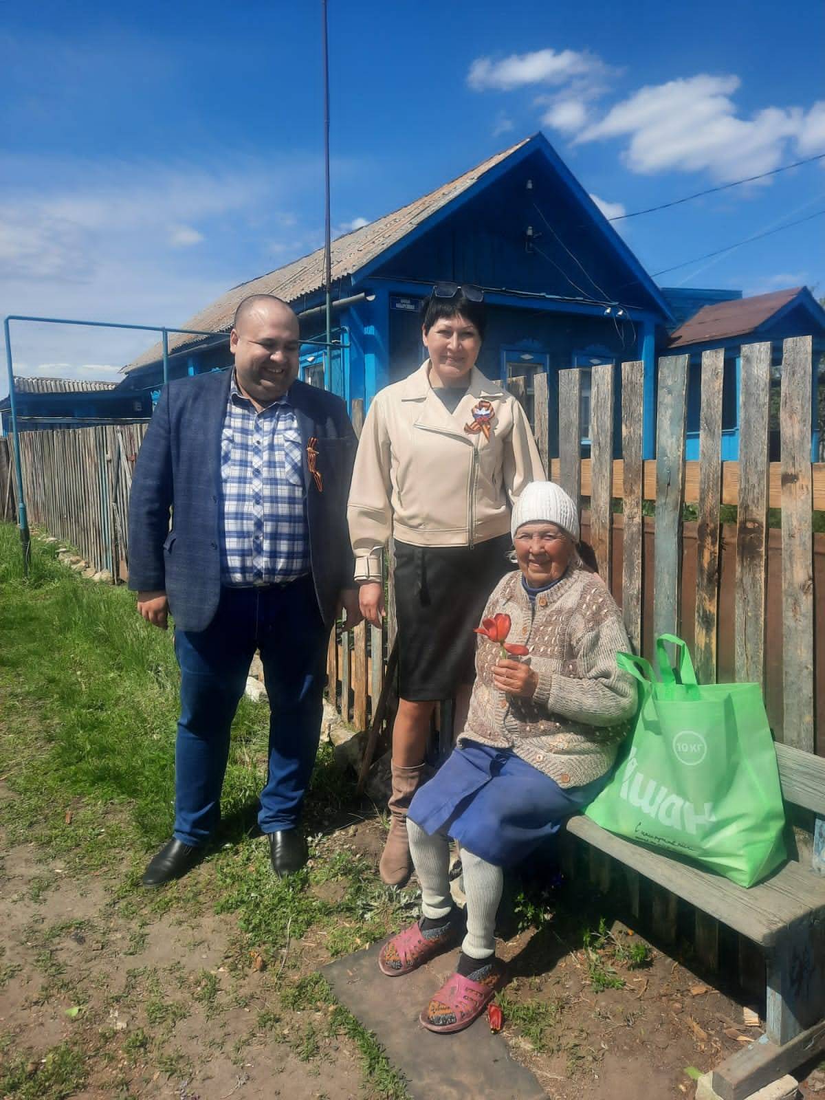 В день Великого праздника "Дня Победы" депутат, заместитель председателя Собрания представителей Мокшанского района, руководитель депутатского объединения партии "Единая Россия" Алексей Елисеев поздравил тружеников тыла
