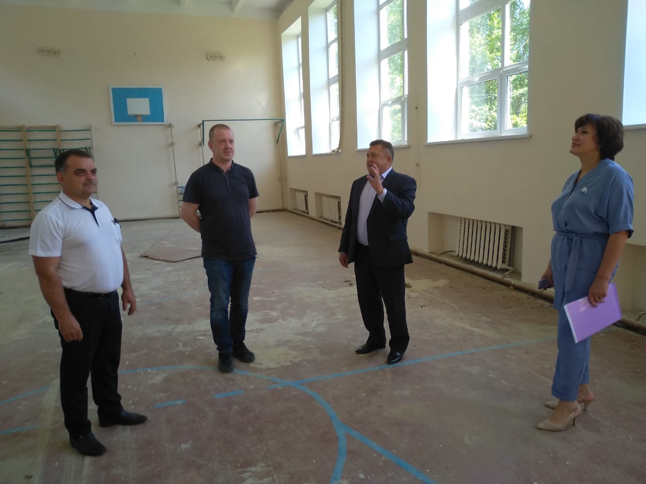 Глава администрации Мокшанского района Н.Н.Тихомиров лично контролирует ход работ по капитальному ремонту спортивного зала школы с.Чернозерье. Глава администрации Мокшанского района Н.Н.Тихомиров лично контролирует ход работ по капитальному ремонту спортивного зала школы с.Чернозерье.