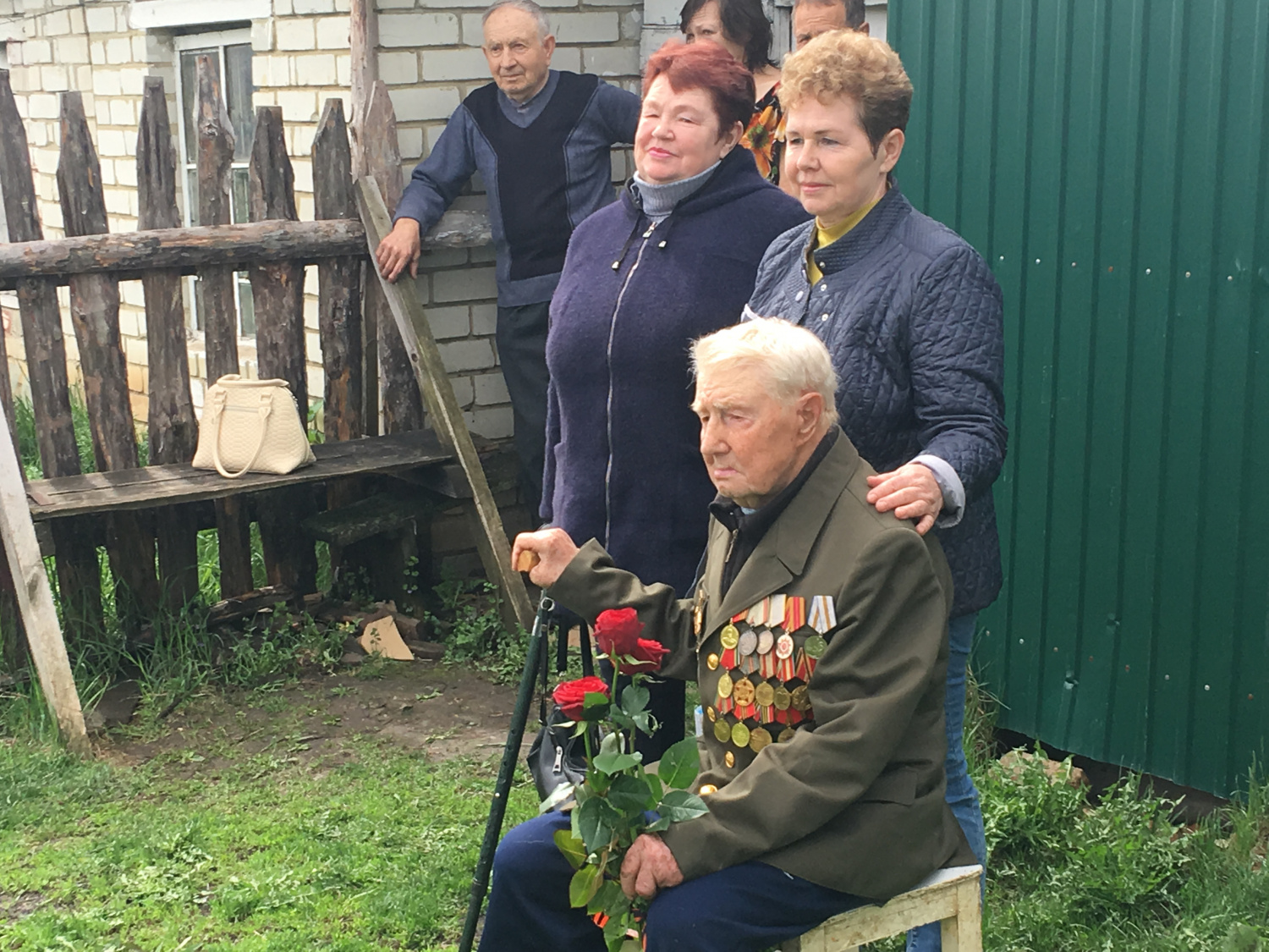 Сотрудники районного Дома культуры поздравили ветеранов Великой Отечественной войны Новикова Николая Ефимовича и Ксенофонтову Марию Андреевну, подготовив для них информационно-концертную агитбригаду «День Победы!».