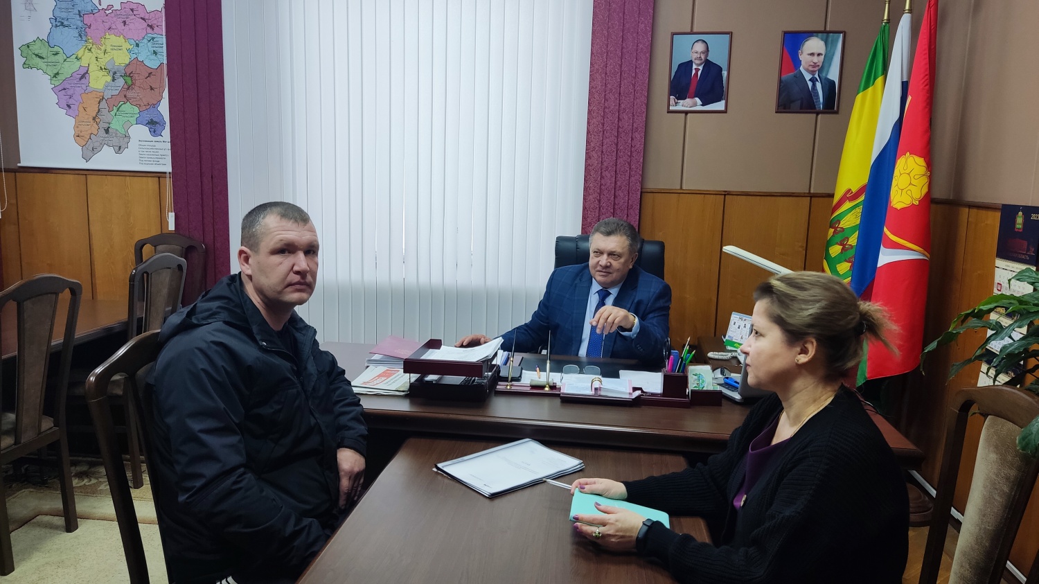 Глава Мокшанского района Н.Н.Тихомиров провёл встречу с представителем казачьего общества А.А.Муравлевым. Глава Мокшанского района Н.Н.Тихомиров провёл встречу с представителем казачьего общества А.А.Муравлевым.