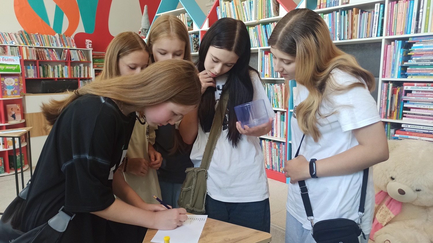Сотрудники отдела молодежного чтения Мокшанской районной библиотеки провели литературный квест «Остров семейных сокровищ» Сотрудники отдела молодежного чтения Мокшанской районной библиотеки провели литературный квест «Остров семейных сокровищ»