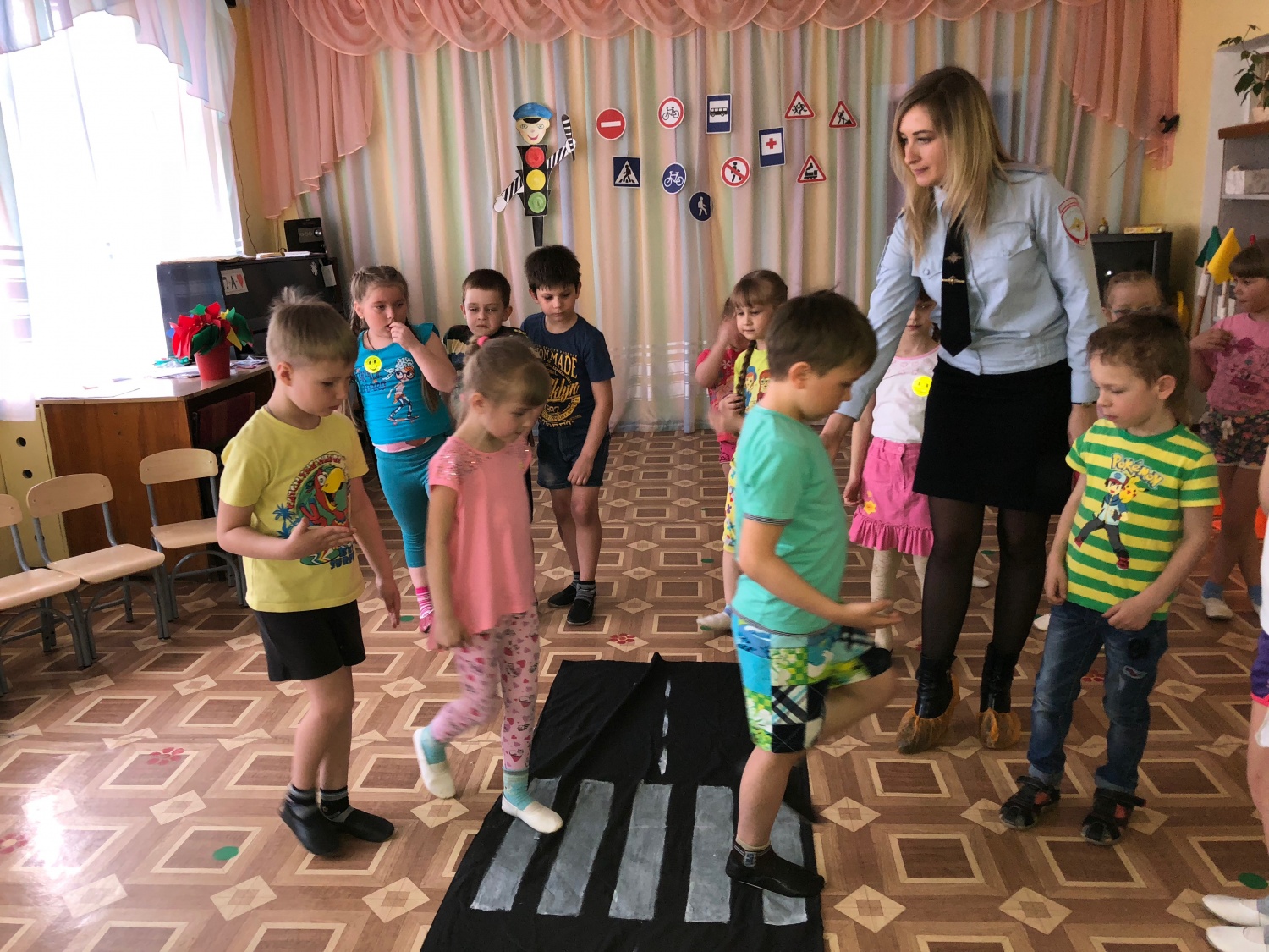 19.04.2018г в МБДОУ ДС «Надежда» в с. Рамзай инспектор по пропаганде БДД  Рассказала детям о том, как нужно переходить проезжую часть, где можно кататься на велосипедах и роликах, и как обезопасить себя на дороге в темное время суток.