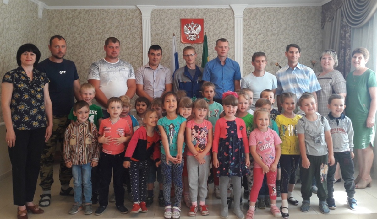 14 июня 2019 года в территориальном отделе ЗАГС Мокшанского района Управления ЗАГС Пензенской области состоялось семейное мероприятие "Лучше папы друга нет!", посвященное Международному дню отца. 14 июня 2019 года в территориальном отделе ЗАГС Мокшанского района Управления ЗАГС Пензенской области состоялось семейное мероприятие "Лучше папы друга нет!", посвященное Международному дню отца.