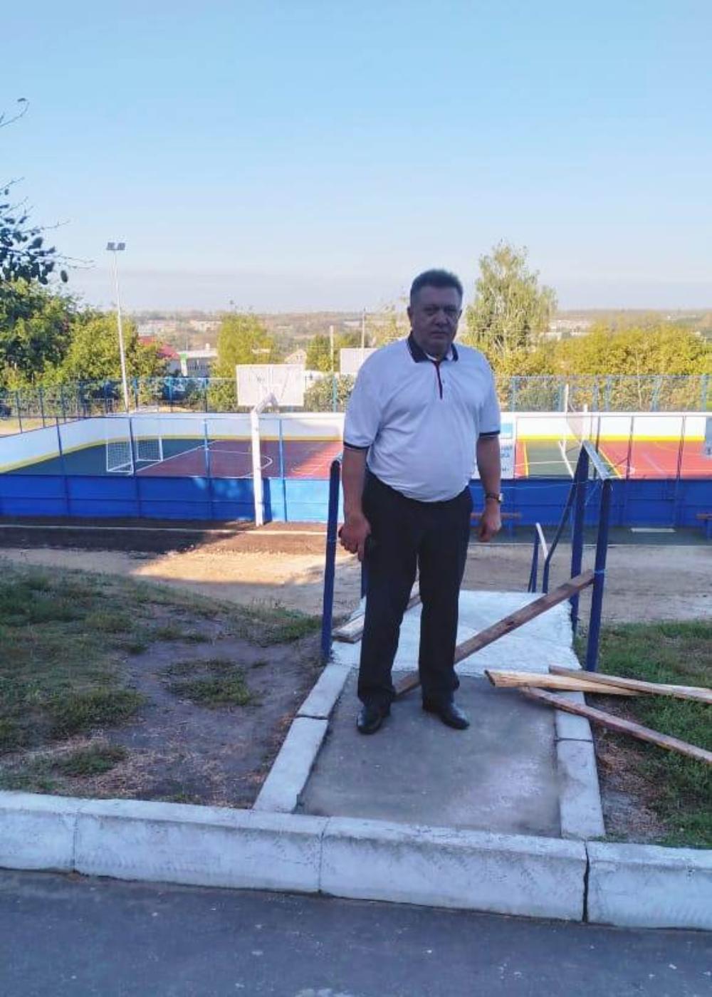 Глава Мокшаского района Н.Н.Тихомиров проверил готовность многофункциональной спортивной площадки на базе МБОУ СОШ №1 в р.п.Мокшан.