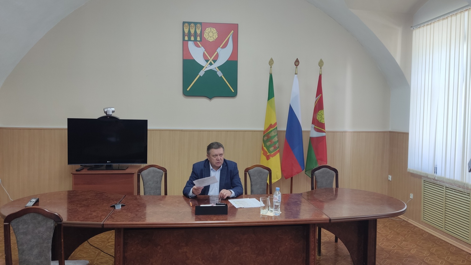 Глава Мокшанского района Н.Н.Тихомиров  провел оперативное совещание
