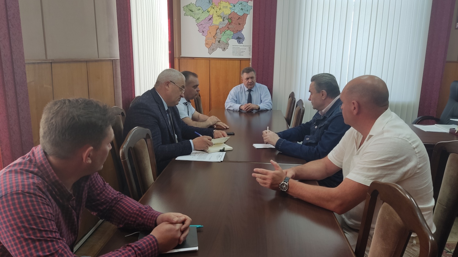 Глава Мокшанского района Н.Н.Тихомиров провел совещание по вопросу обеспечения населения водой в р.п.Мокшан.