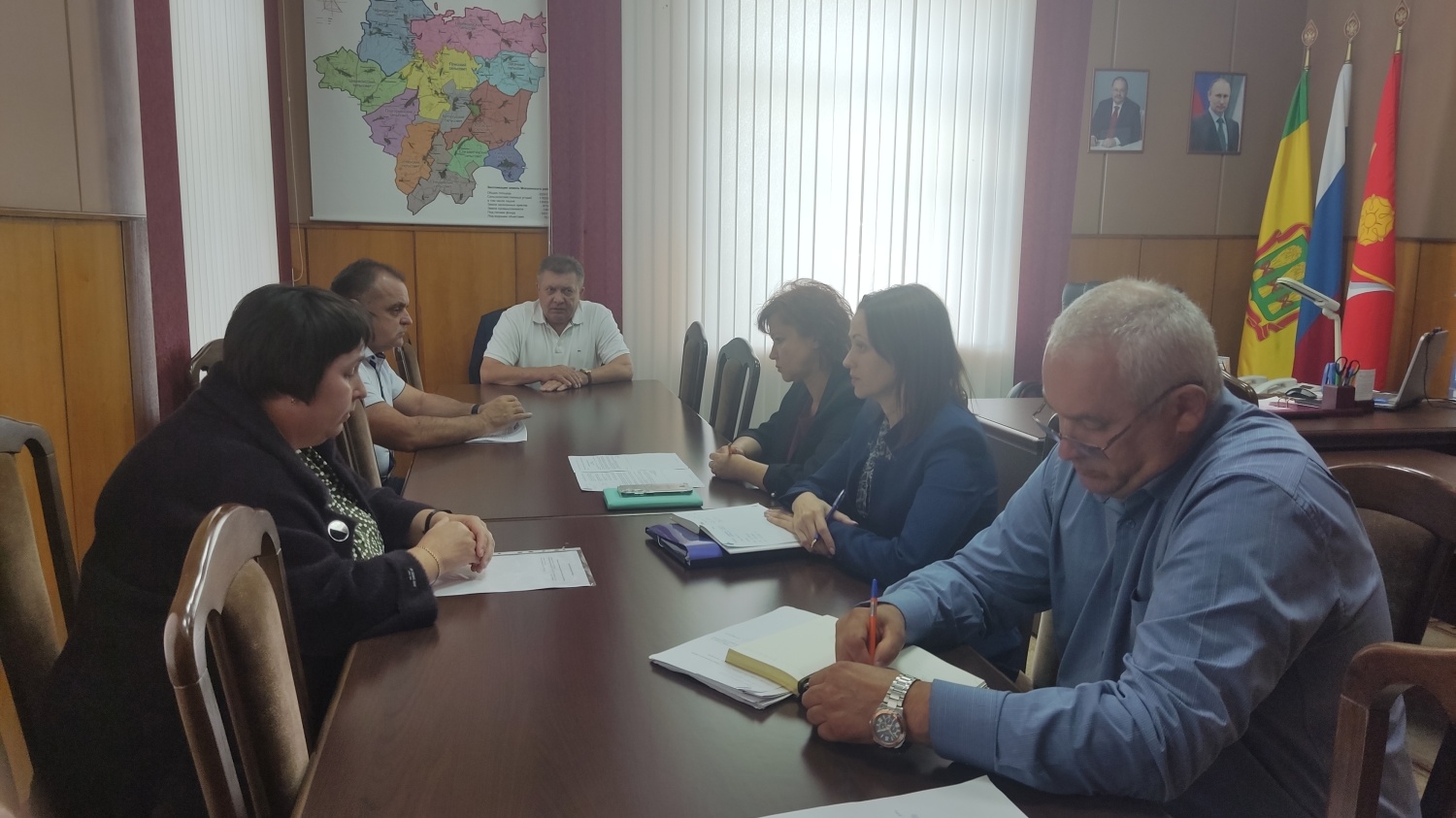 Глава Мокшанского района Н.Н.Тихомиров провел еженедельное оперативное совещание