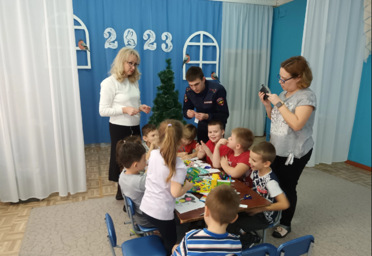 Воспитанники детского сада "Малышок" р.п.Мокшан  совместно с сотрудниками Госавтоинспекции украсили ёлку «дорожной безопасности». 