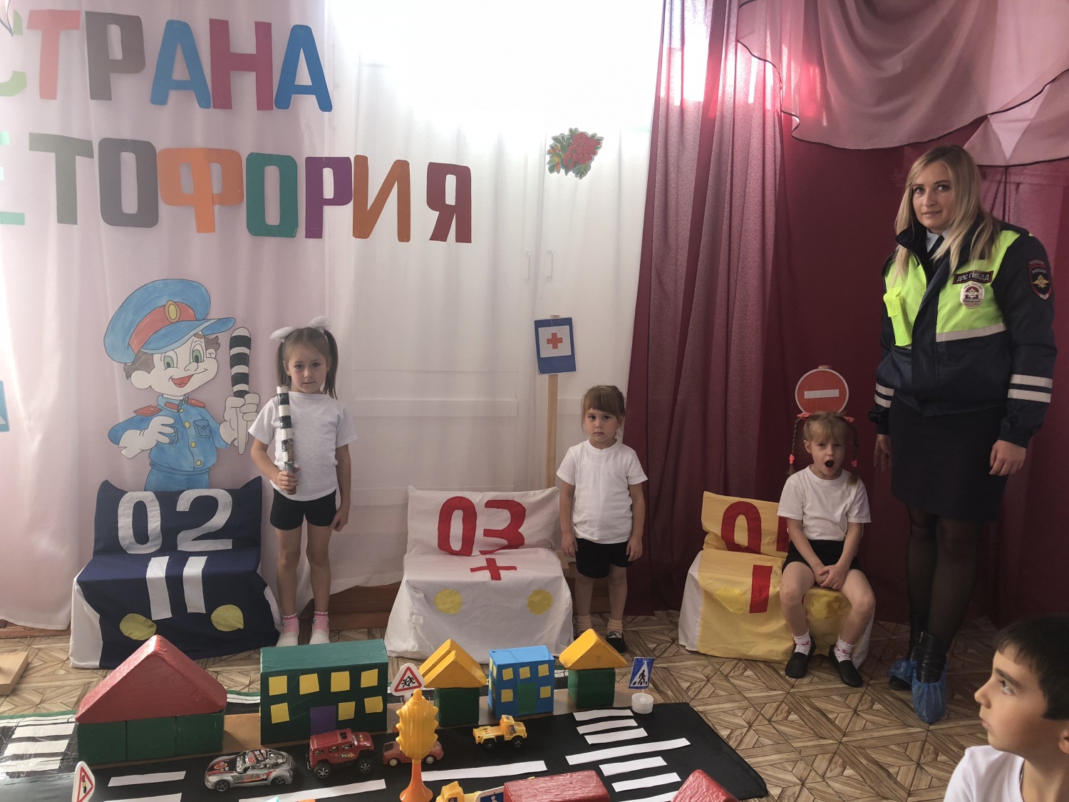 В Мокшанском районе Пензенской области  сотрудники Госавтоинспекции с воспитанниками старшей группы детского сада с. Нечаевка провели игру "Юный пешеход"
