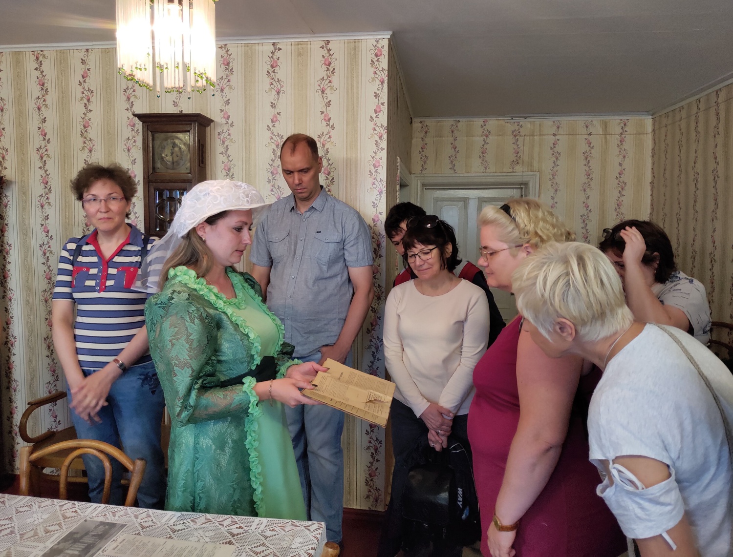 ЭКСКУРСАНТЫ ТУРАГЕНТСТВА "БЕРКУТ" ЗНАКОМЯТСЯ С ЖИЗНЬЮ И ТВОРЧЕСТВОМ А.Г. МАЛЫШКИНА
