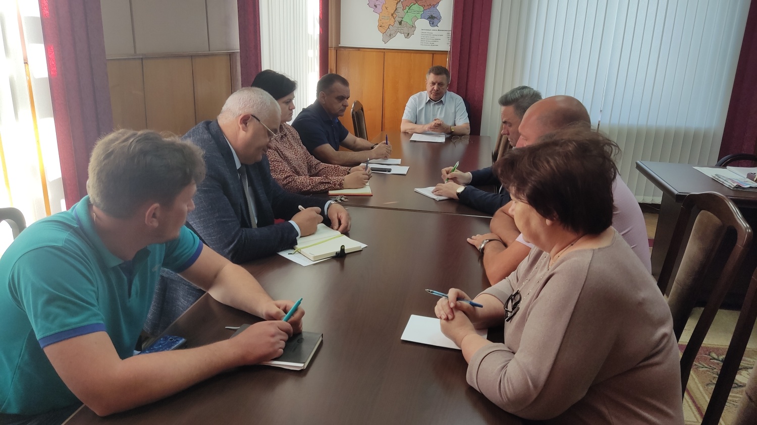 Глава администрации Мокшанского района Н.Н.Тихомиров провел совещание по вопросу обеспечения населения водой в районе.