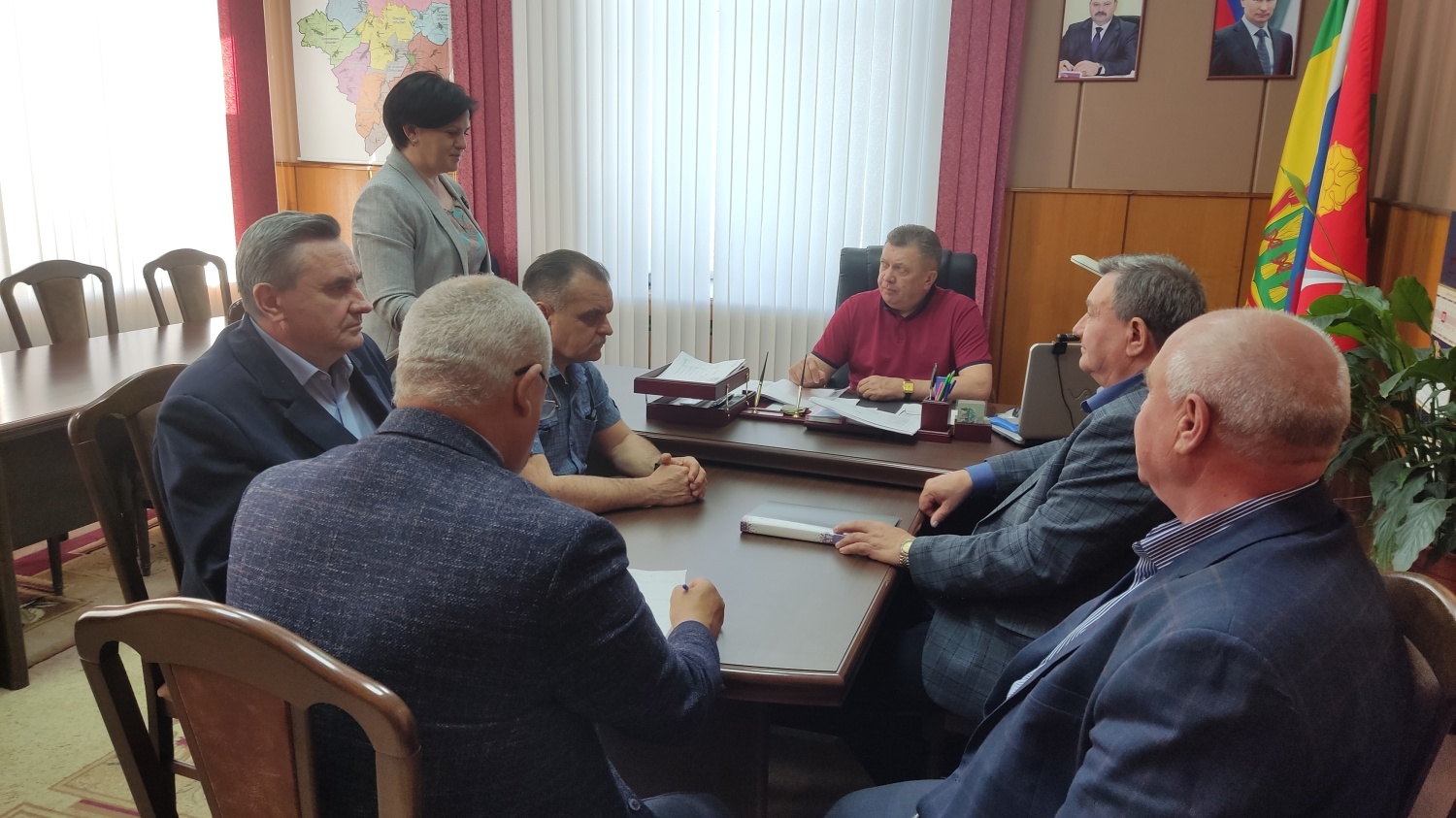 05.04.2023 глава Мокшанского района Н.Н.Тихомиров провел рабочее совещание по благоустройству в районе.