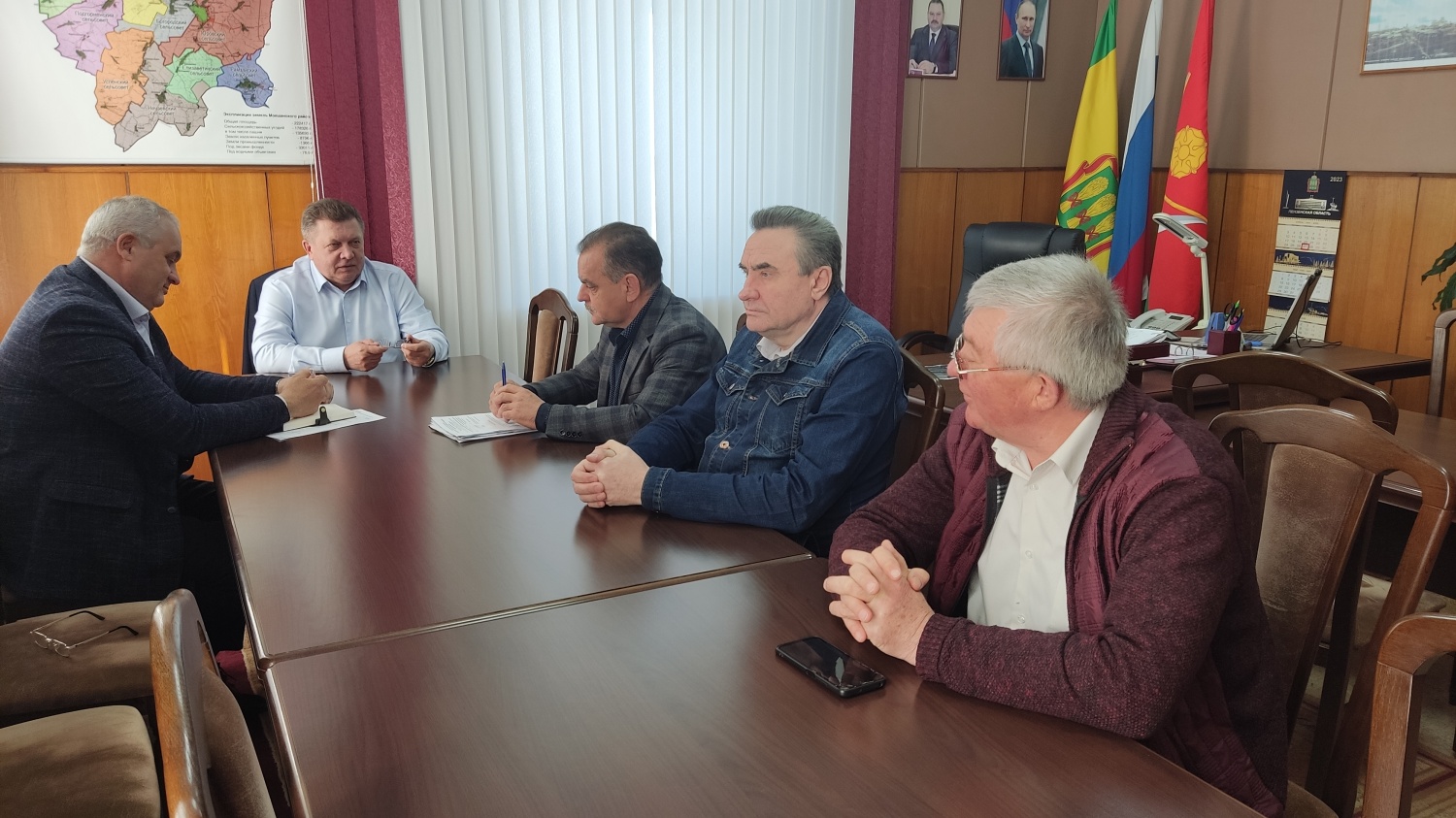 Глава Мокшанского района Н.Н.Тихомиров провёл совещание по вопросам подготовки и проведения майских праздников