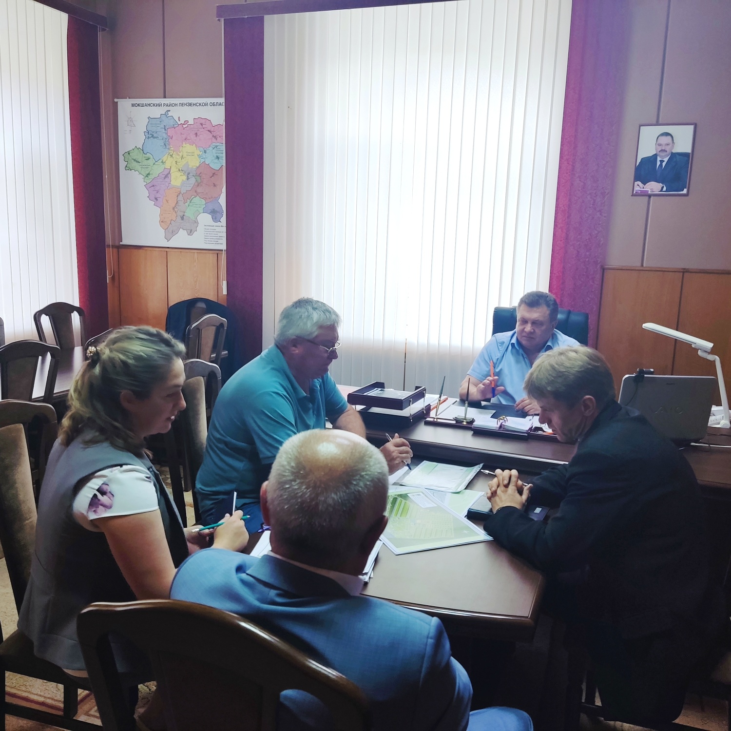 Глава администрации Мокшанского района Тихомиров Н.Н. провел встречу с инвестором о намерениях строительства индивидуальных жилых домов на территории Мокшанского района.