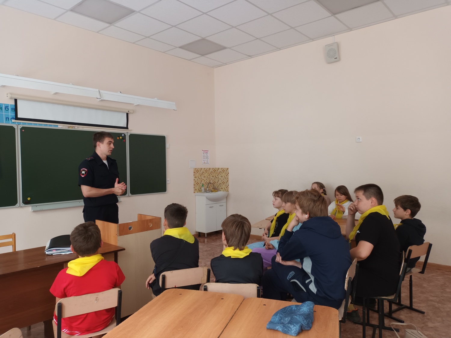 Инспекторы ГИБДД провели викторину «В стране дорожных знаков» в детском лагере МБОУ СОШ с.Рамзай Инспекторы ГИБДД провели викторину «В стране дорожных знаков» в детском лагере МБОУ СОШ с.Рамзай
