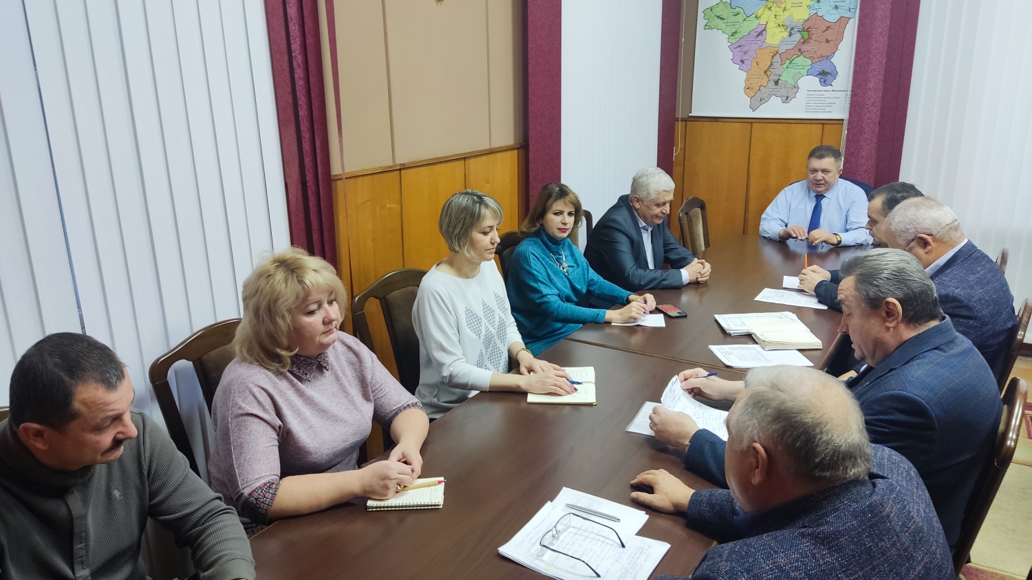 Глава Мокшанского района Н.Н.Тихомиров провел оперативное совещание Глава Мокшанского района Н.Н.Тихомиров провел оперативное совещание
