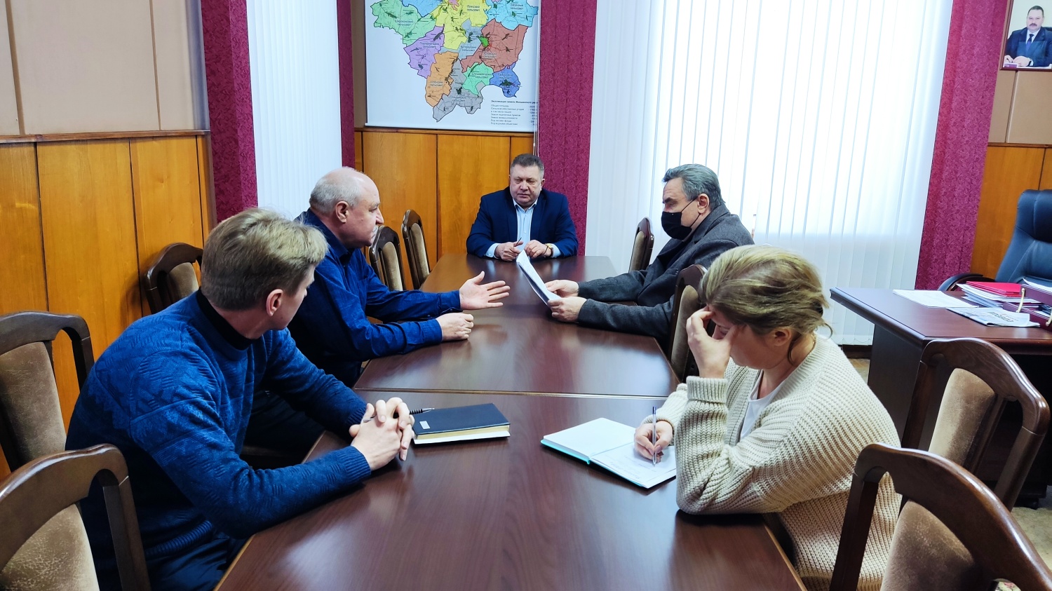 Глава Мокшанского района Н.Н.Тихомиров провёл планерку по вопросу содержания дорог в зимний период.